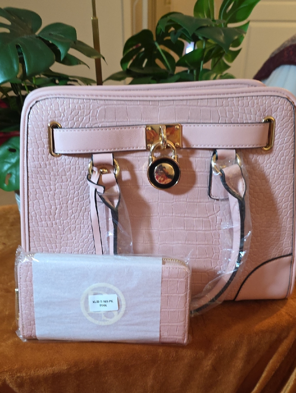 DESEIN Pink Crocodile Embossed Handbag &  Wallet - Picture 13 of 13